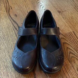 Dansko brown leather with Velcro straps. Like new 42